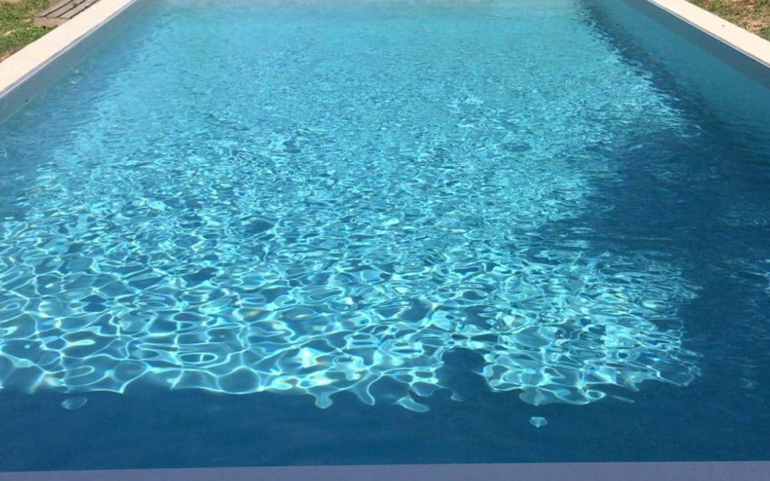 Construction de piscine traditionnelle avec volet immergé