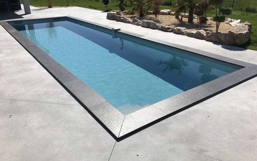 Construction d’une piscine avec margelles en pierre naturelle