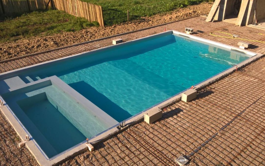 Construction d’une piscine atypique avec coin jacuzzi