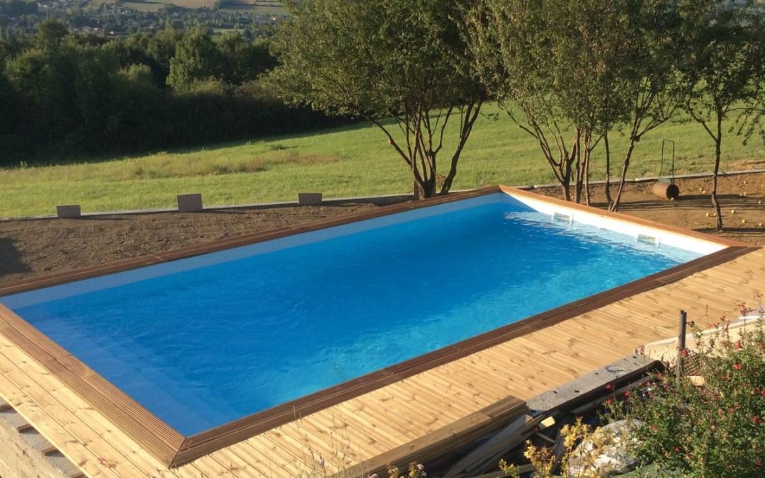 Construction d’une piscine auto-portée en bois avec vue sur Lyon